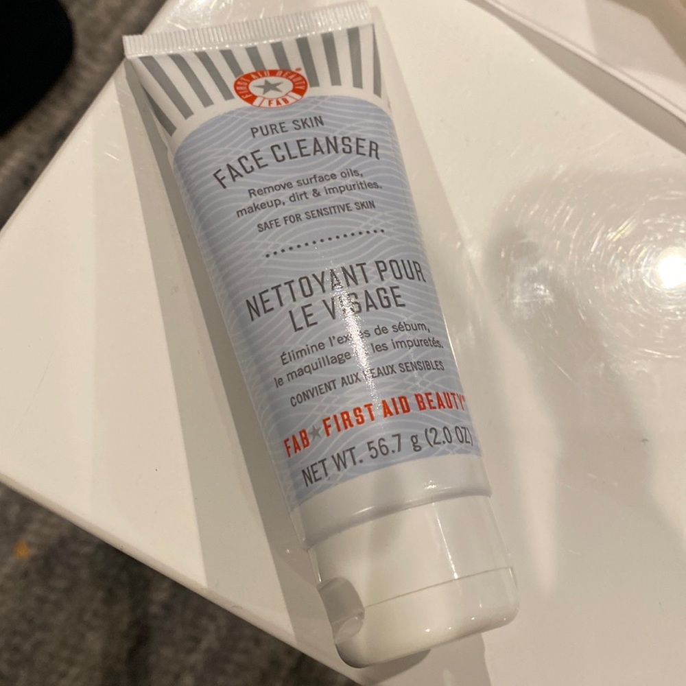 FIRST AID BEAUTY Face Cleanser